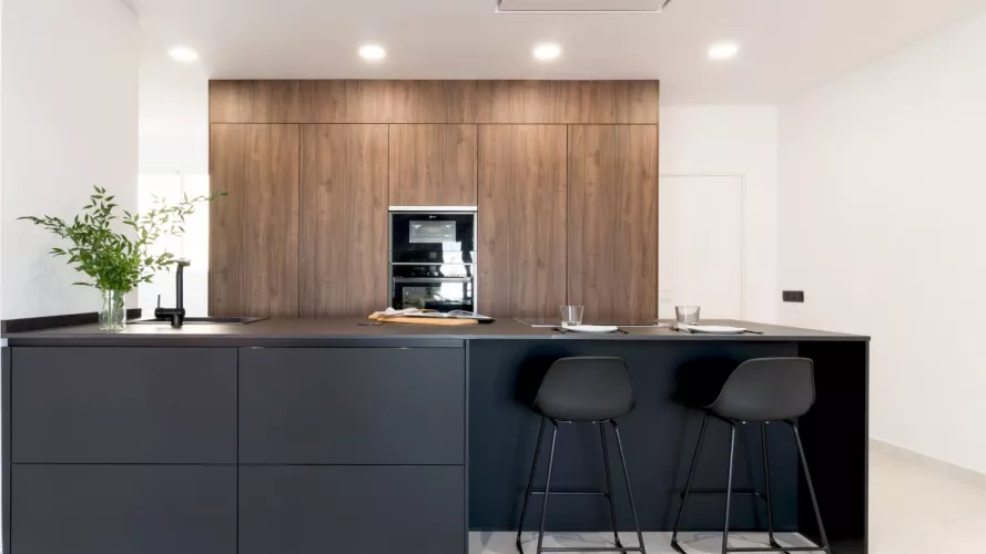 Cocina Santos negra y nogal con isla