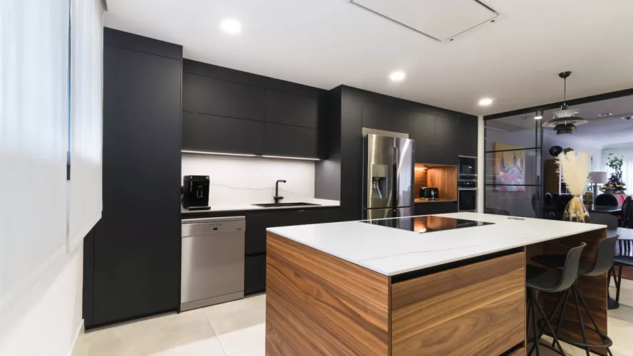 Cocina Santos negra y nogal con isla