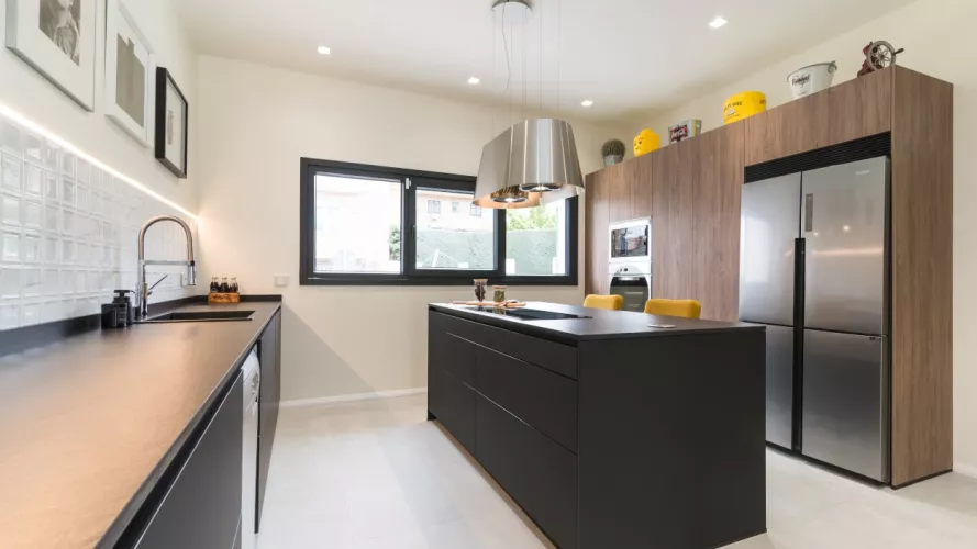 Cocina Santos negra y roble con isla