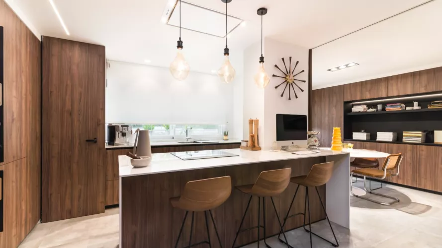 Cocina Santos nogal con península y gran desayunador