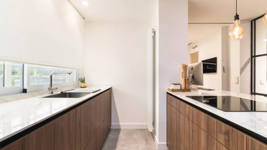 Cocina Santos nogal frente muebles bajos y península