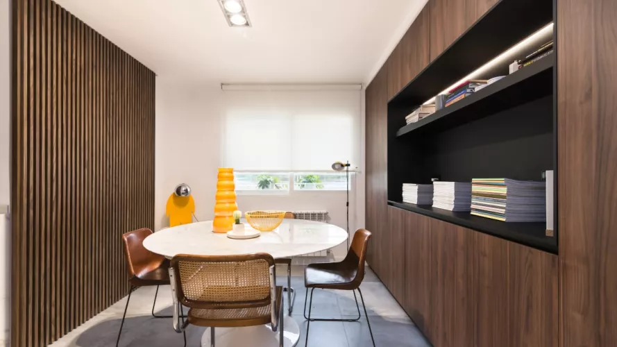 Cocina Santos nogal semiabierta al salón