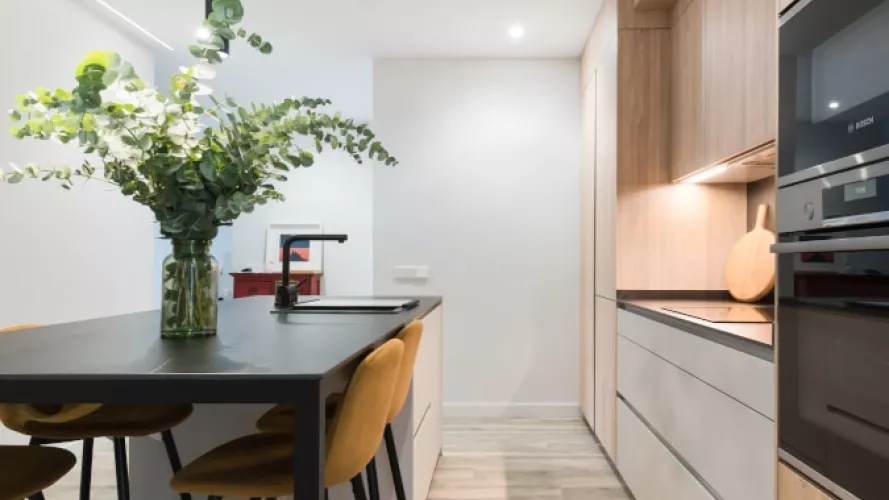 Cocina Santos olmo y gris con isla