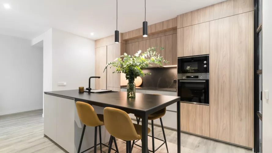 Cocina Santos olmo y gris con isla central