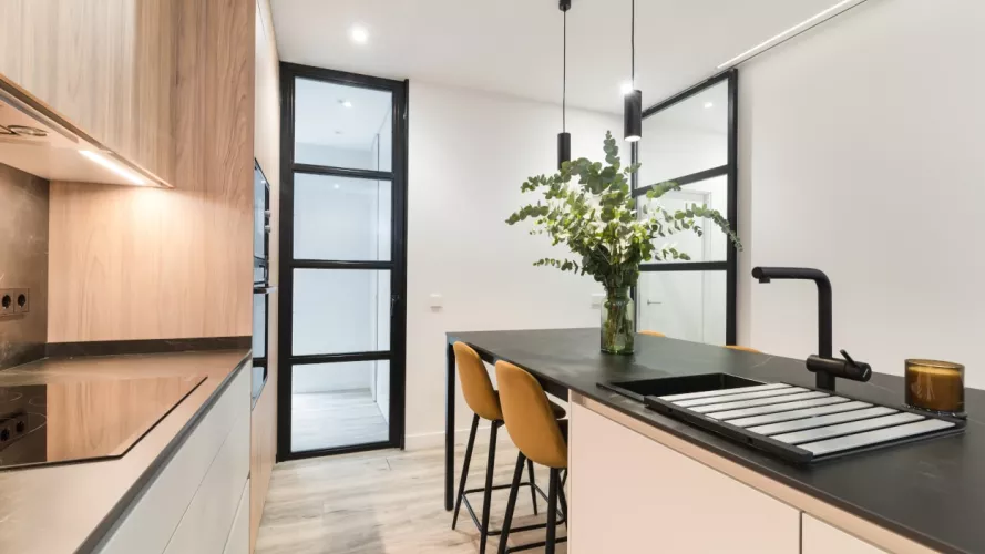 Cocina Santos olmo y gris con isla