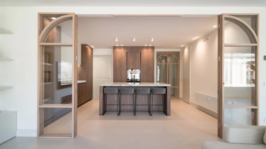 Cocina semiabierta al salón con isla