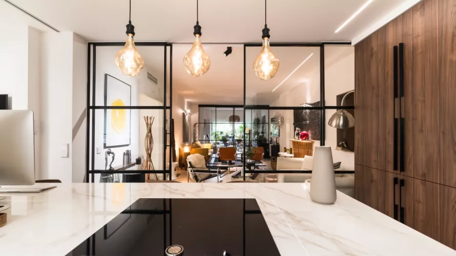 Cocina semiabierta al salón con puertas correderas cristal