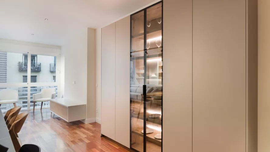 Cocina Santos Plataforma E en Roble Rústico y Gris Arena con vitrina iluminada y isla central