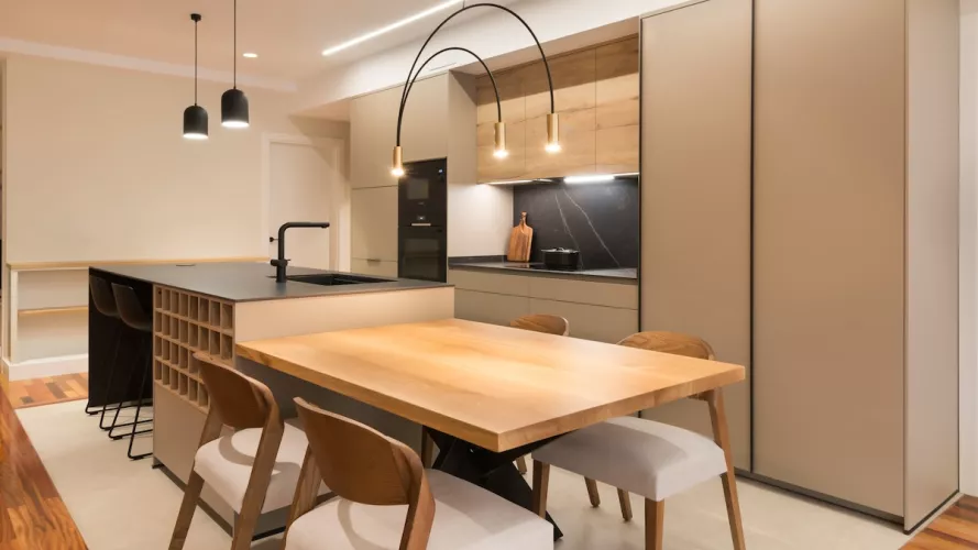 Cocina Santos abierta al salón con vitrina