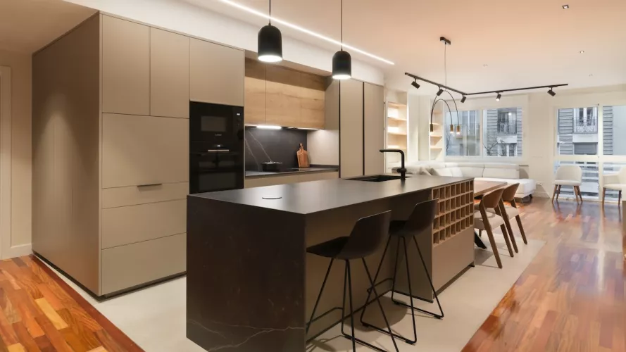 Cocina Santos Plataforma E en Roble Rústico y Gris Arena con vitrina iluminada y isla central