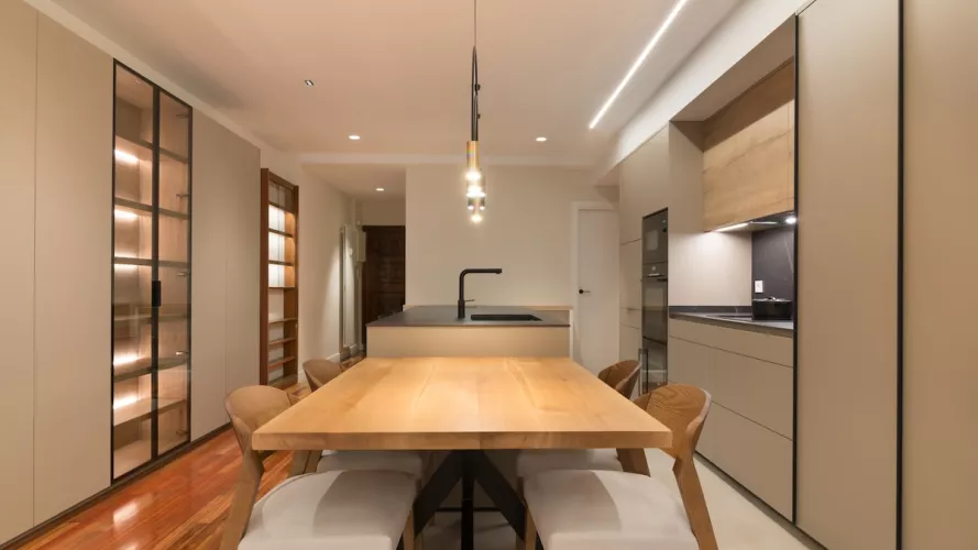 Cocina Santos abierta al salón con vitrina