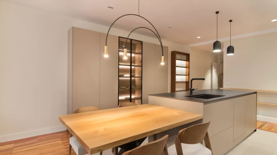 Cocina Santos abierta al salón con vitrina