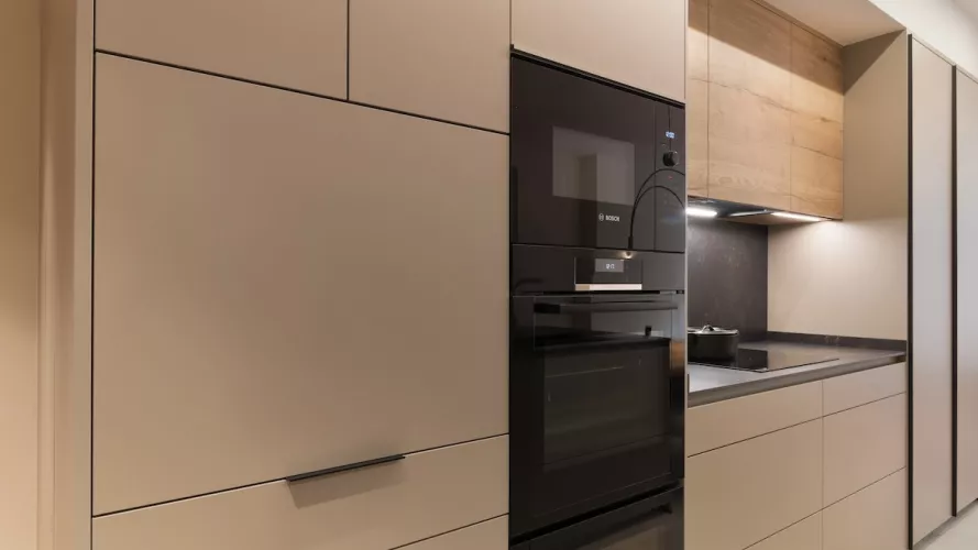 Cocina Santos abierta al salón con vitrina