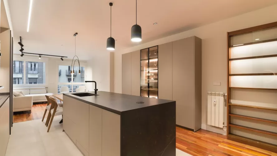 Cocina Santos abierta al salón con vitrina