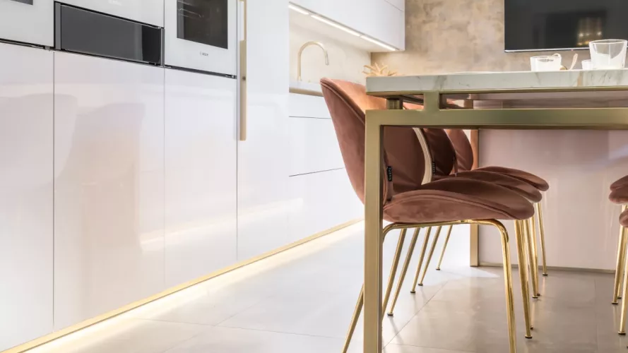 Detalle dorado en cocina Santos blanca