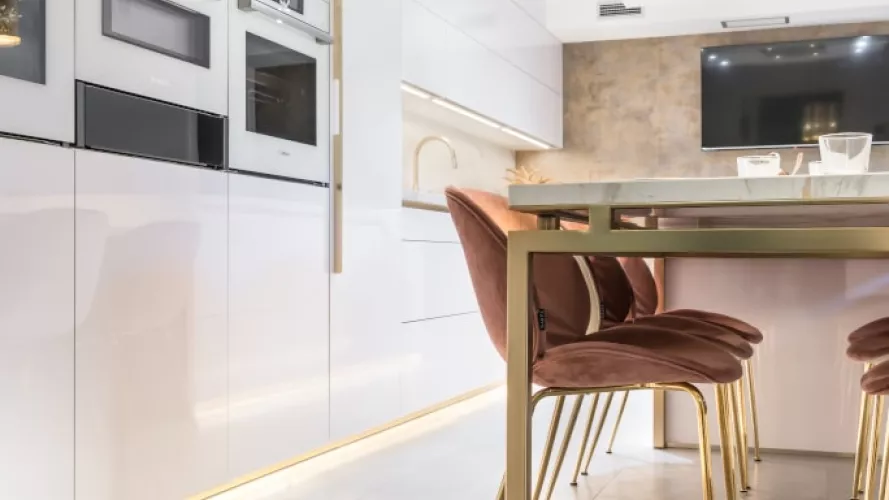 Detalles dorado e iluminación led