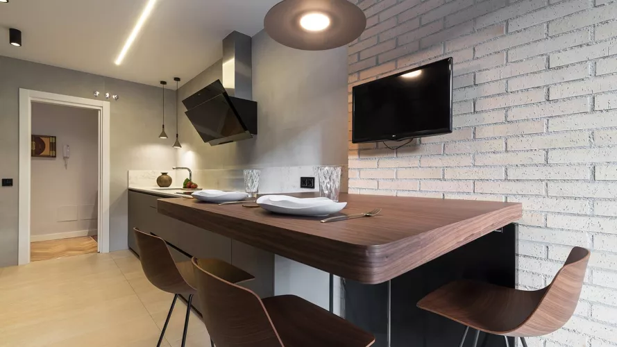 Mesa de madera de nogal de ONNEA y taburetes de La Palma