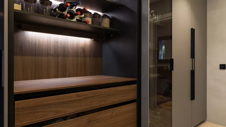 Muebles de cocina de lujo gris y marrón