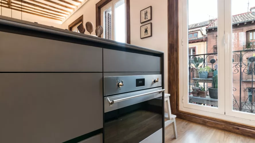 Electrodoméstico integrado en isla cocina Santos gris