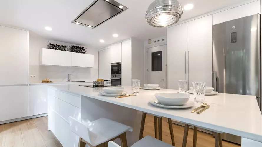Elegante cocina blanca de Santos Cocinas