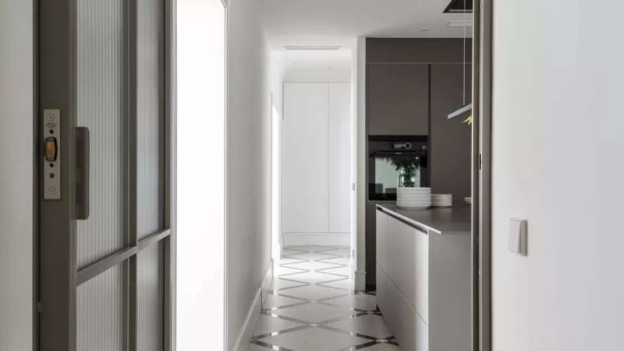 Cocina Santos Serie Fine en Gris Visón con isla central y encimera Silk de Inalco