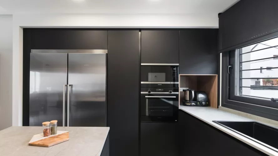 Frente columnas cocina negra