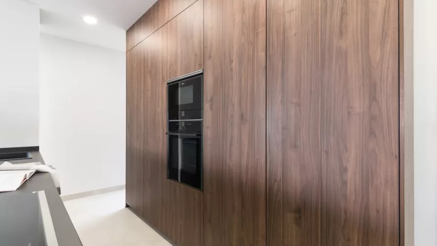 Frente columnas en nogal