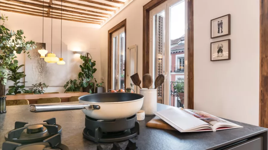 Fuegos integrados en isla central con encimera Pitt Cooking