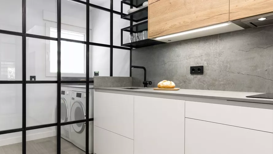 Cocina moderna con puertas correderas y de cristal