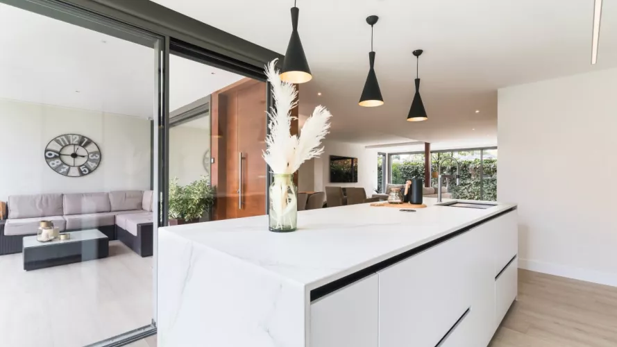 Isla central con zona cocción integrada