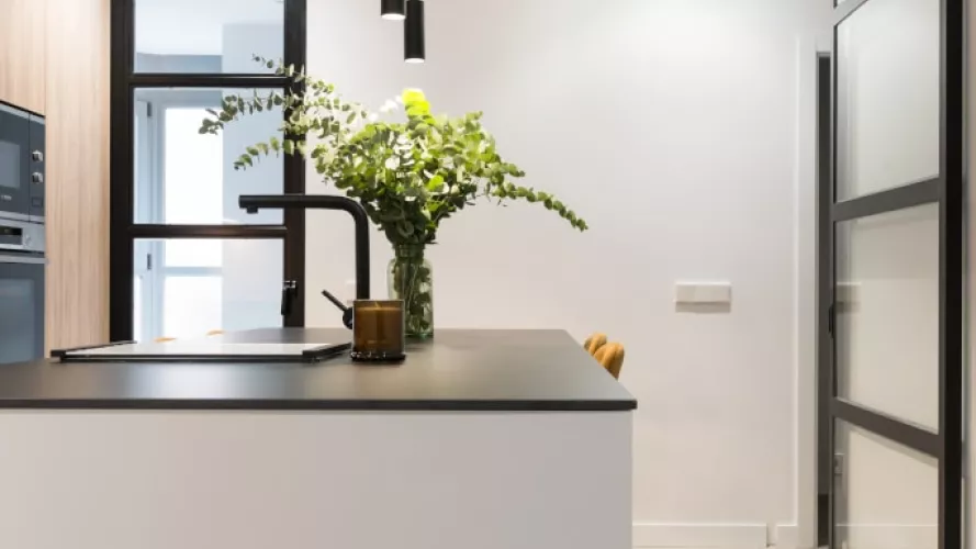 Isla central en cocina Santos olmo y gris