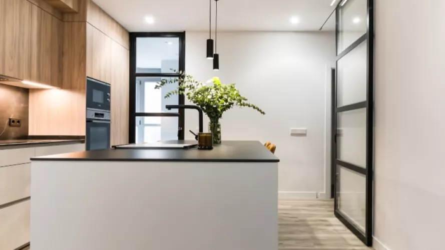 Isla central en cocina Santos olmo y gris