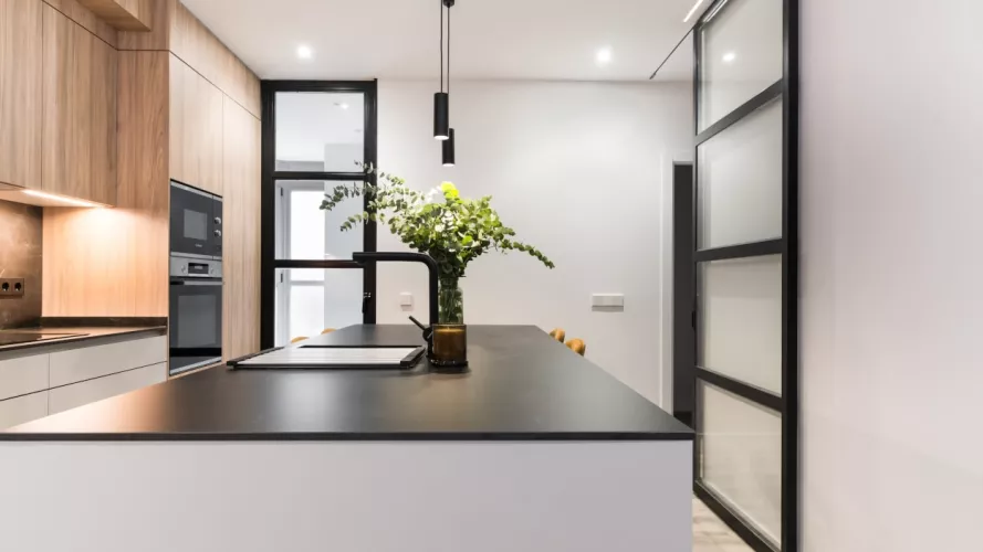 Isla central encimera negra