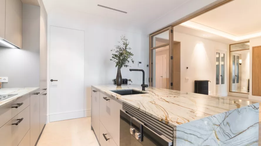 Isla con muebles bajos de Rarestone