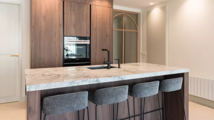 Isla con zona barra y butacas