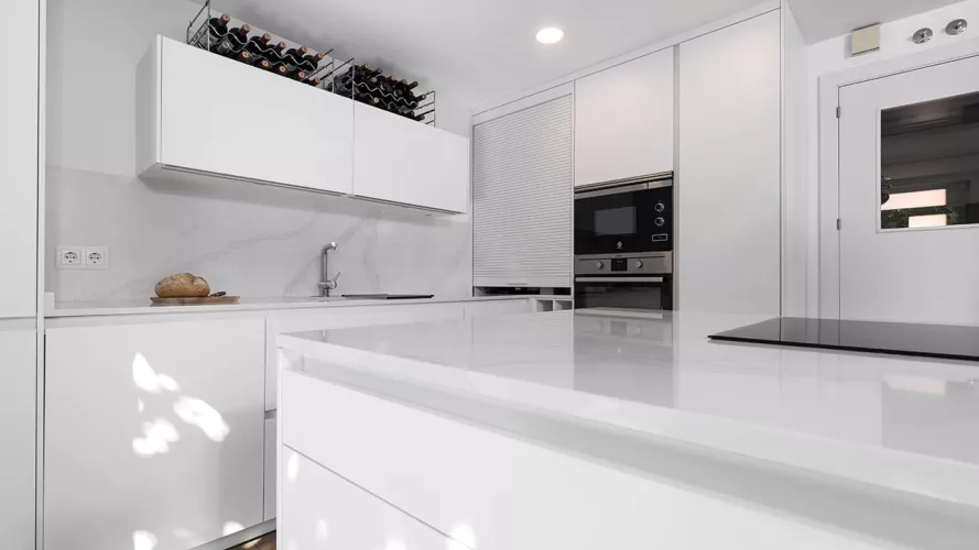 Isla de cocina blanca