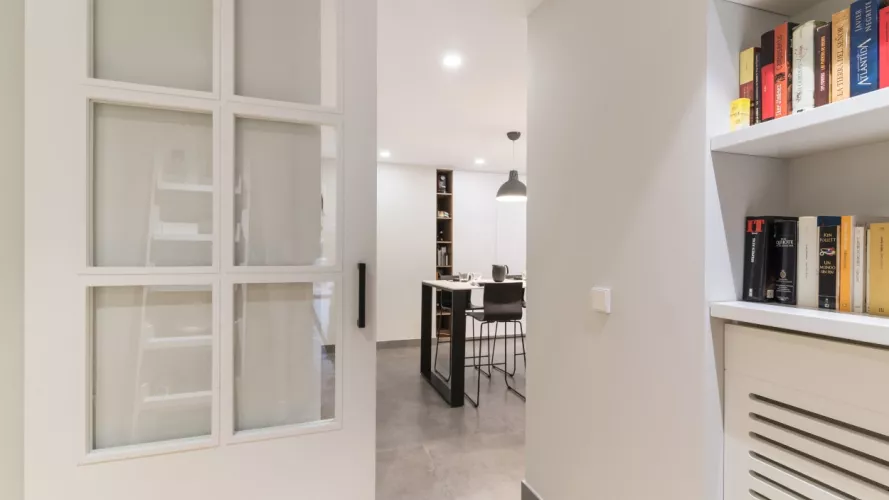 Puerta corredera entrada cocina Santos blanca