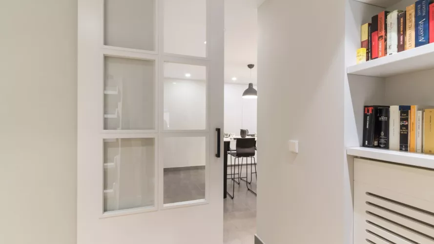 Puerta corredera entrada cocina Santos blanca