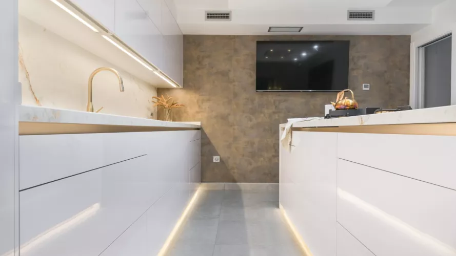 Tiradores dorados cocina Santos blanca