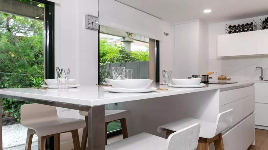 Zona de comedor cocina blanca
