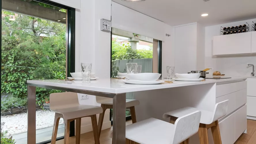 Zona de comedor e isla