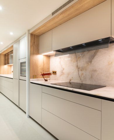 Cocina abierta de líneas elegantes