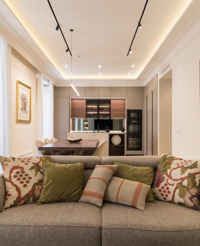 Cocina con materiales naturales abierta al salón en Madrid