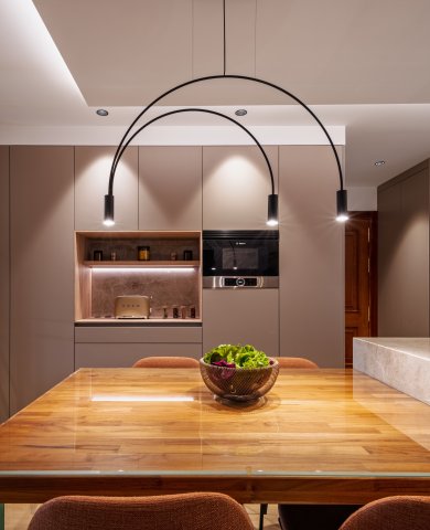 Cocina moderna con isla y vitrina en Pozuelo de Alarcón