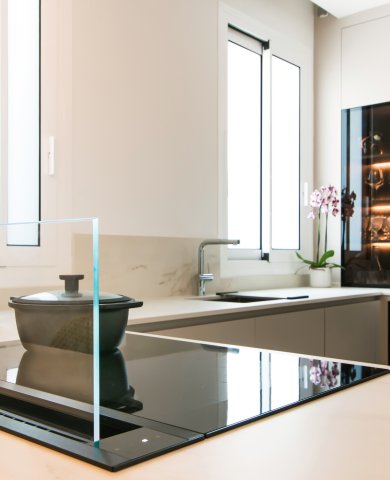 Cocina abierta con península, diseñada para ganar calidez, funcionalidad y personalidad