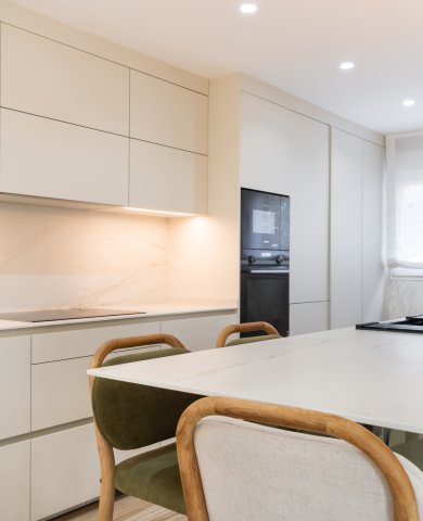 Una cocina abierta donde la luz y la funcionalidad se encuentran