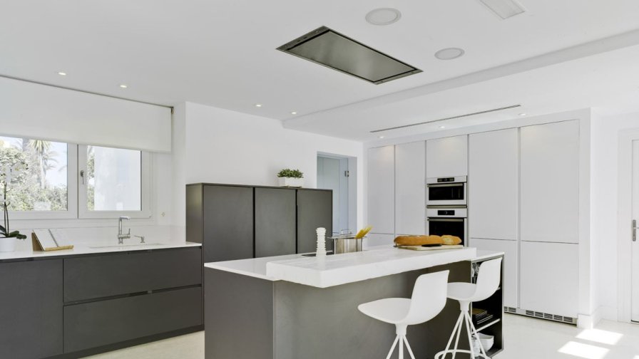 Cocina Santos Intra-E y LINE-L en gris antracita con isla central y encimera Silestone Blanco Zeus