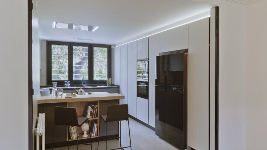 Cocina de diseño moderno cálida y luminosa