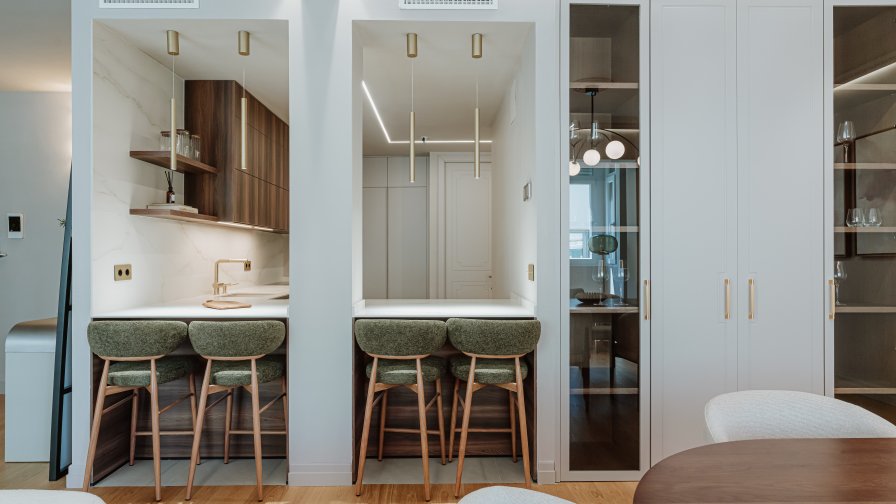Cocina abierta con madera nogal y blanco cálido: elegancia, amplitud y diseño integrado