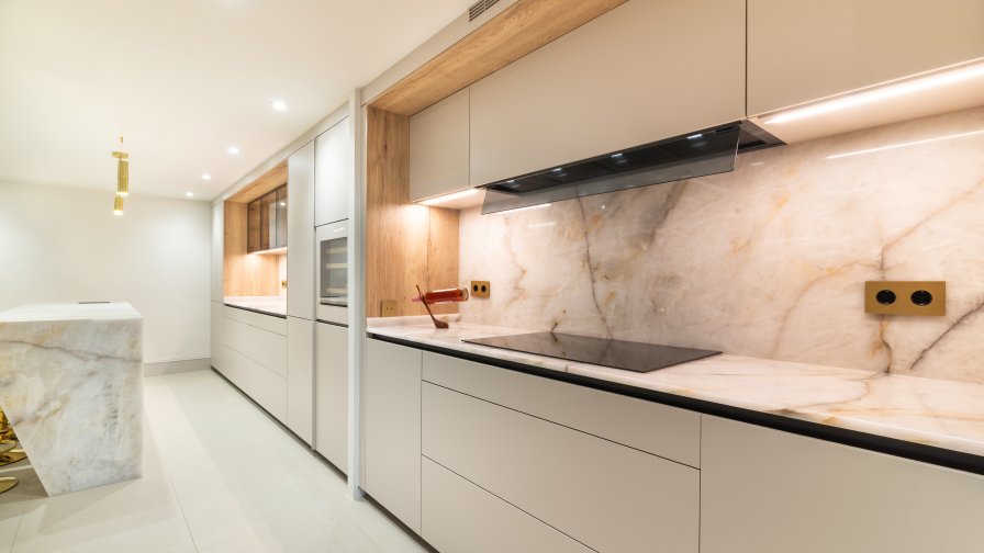 Cocina abierta de líneas elegantes